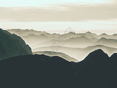山脊和迷雾谷的空中景象清晰可见图片