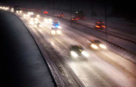 夜间暴风雪中高速公路交图片