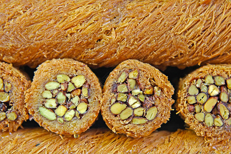 用蜂蜜和开心果制成的土耳其kadayif果仁蜜饼图片