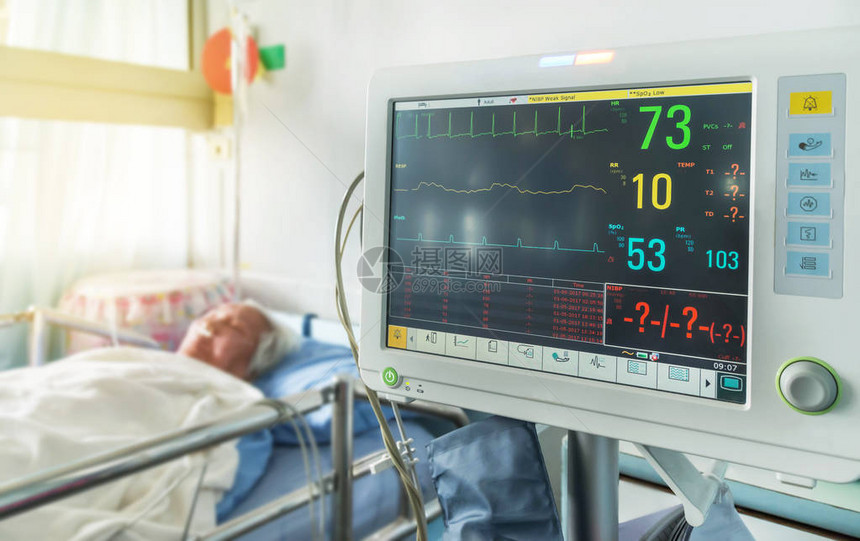 医院病房床上老年患者睡眠血压监测仪的图片