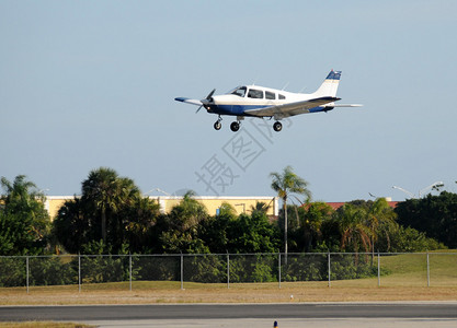 降落前的轻型私人飞机时刻图片