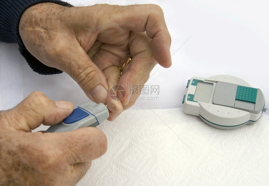 高级糖尿病人亲近的手测图片