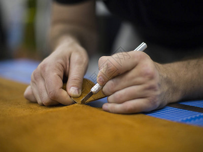 鞋匠正在修鞋匠缝制鞋子鞋匠车间鞋匠在车间切割皮革时装设计图片