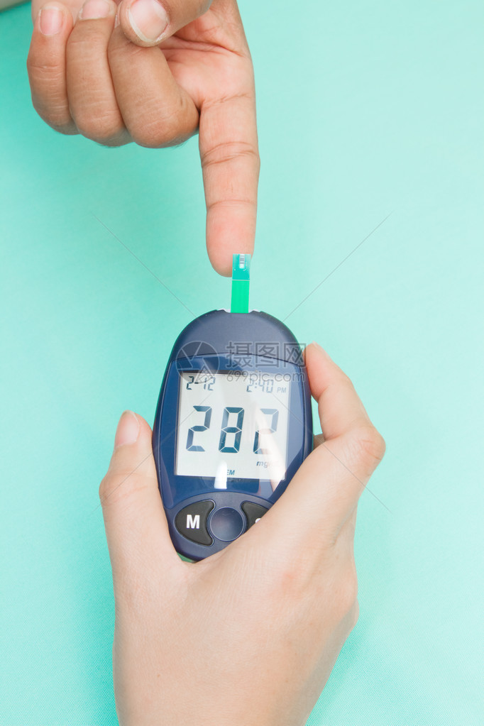 糖尿病患者用血糖仪测量葡萄糖图片