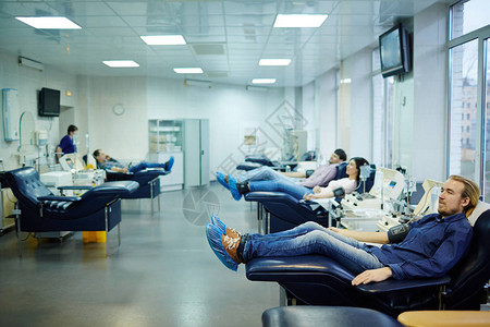 几个捐赠者坐在输血中心图片