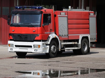 消防局消防演习中的一辆消防车图片