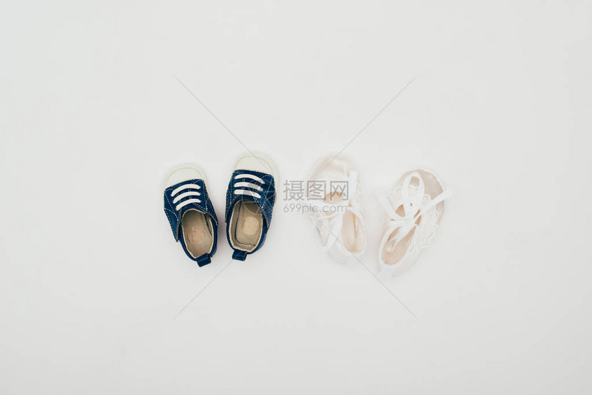 二双婴儿鞋子图片