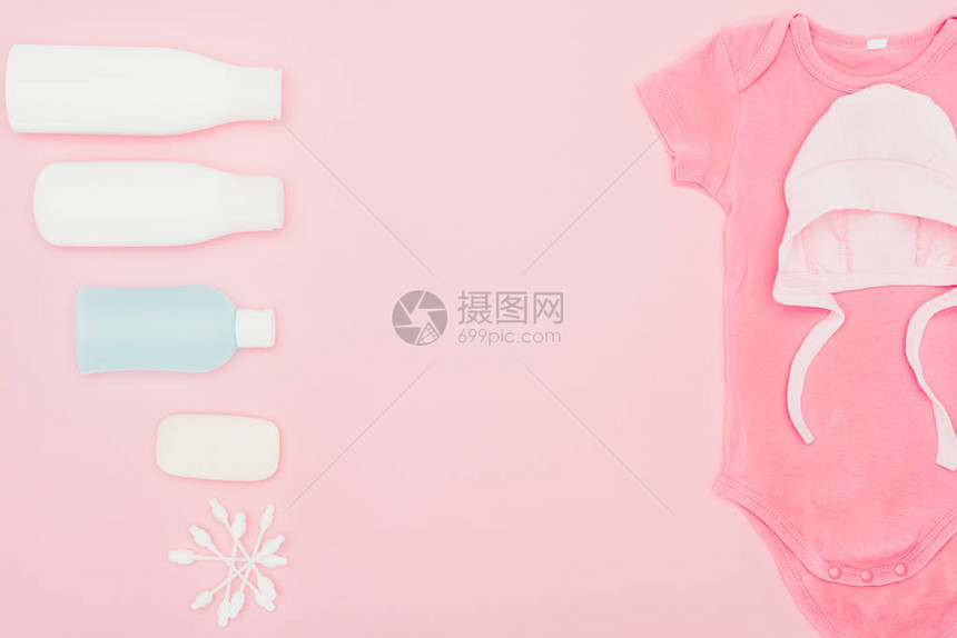 衣物和浴室用粉红色隔图片