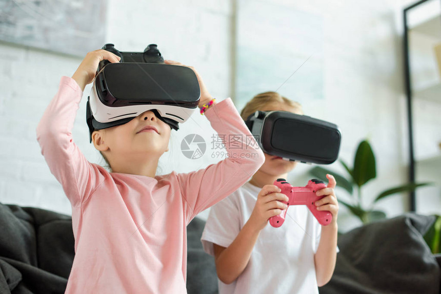 儿童在虚拟现实耳机中被模糊的视线图片