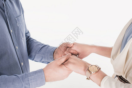 妻子和丈夫用手牵着双手在白图片