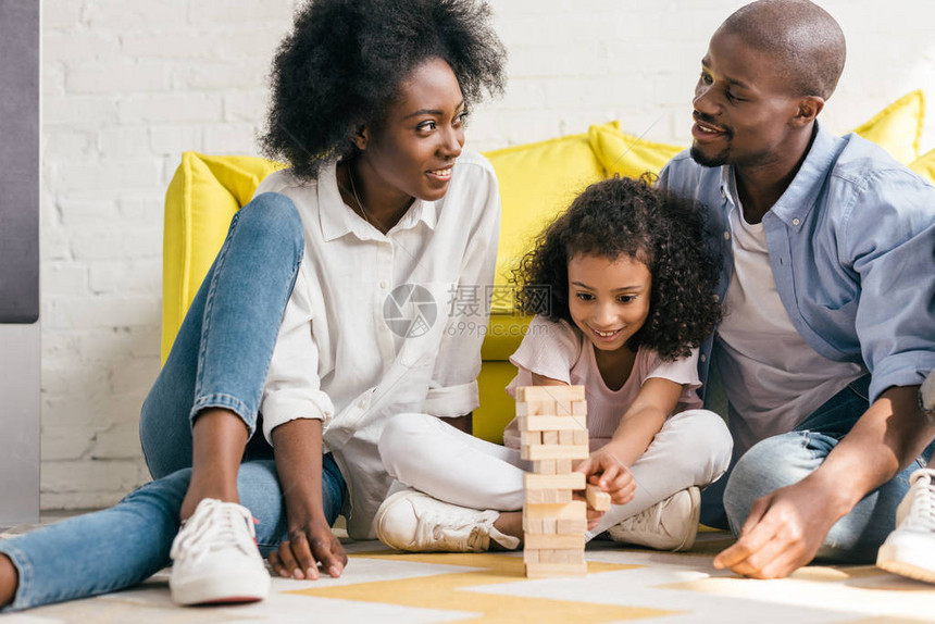 非洲父母和女儿在家里一起玩木偶塔游戏的非洲式美图片