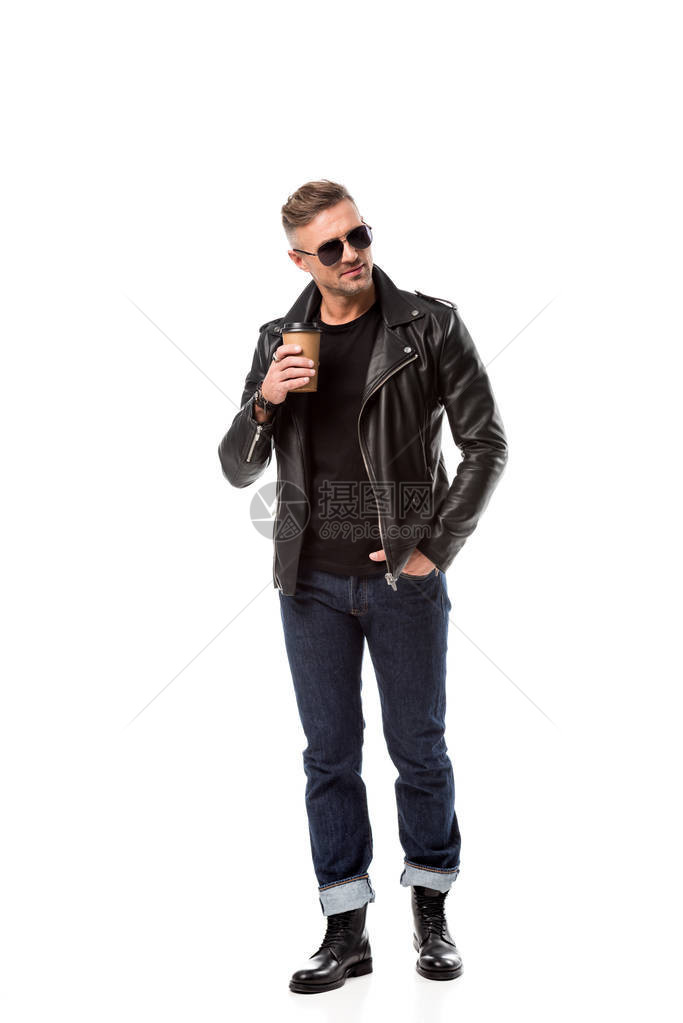 穿着皮夹克的时髦成年男子手握在口袋图片