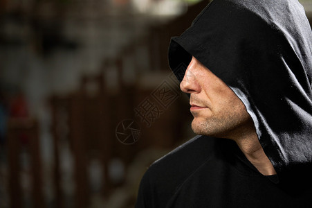 黑背景戴头罩的男背景图片
