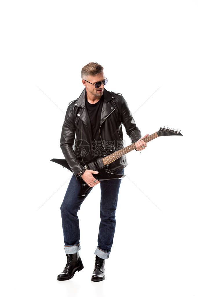 穿着皮夹克的时髦成人男子弹着电吉他在图片