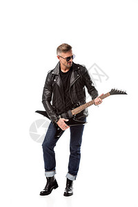 穿着皮夹克的时髦成人男子弹着电吉他在背景图片