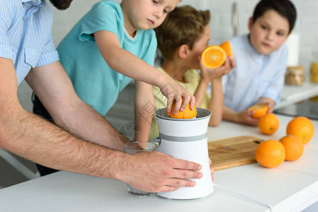 家庭在家中厨房做新鲜橙子汁图片