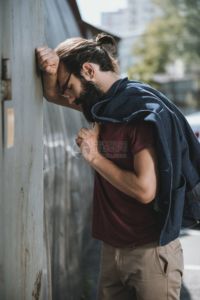 长着英俊的年轻情绪低落的男人图片