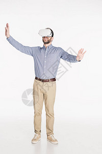 穿着虚拟现实头盔的胡须男子图片