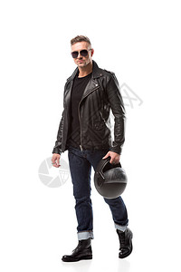 穿着皮夹克和墨镜的帅男子戴着摩托车头盔图片