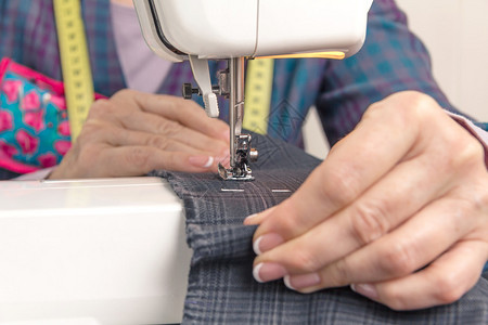 缝纫机上衣物的缝纫手紧贴着缝纫机图片