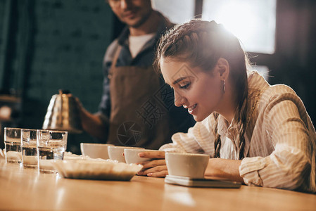 咖啡店员工在咖啡食品功能期间检查咖啡质量图片