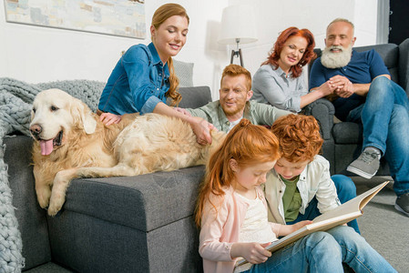 有狗的大家庭在家里共度时光图片