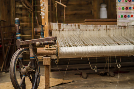 一台旧织布机和纱线的特写图像图片