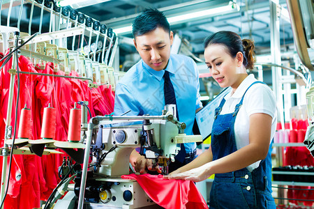 裁缝是新指派给纺织厂一台机器的制缝工图片
