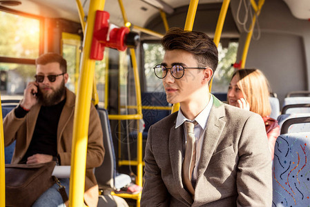 在公共汽车上骑车的眼镜上的穿孔人图片