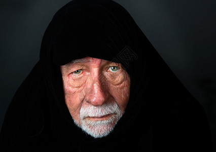 阿拉伯长老酋长用沉的表情和黑色的黑头巾图片