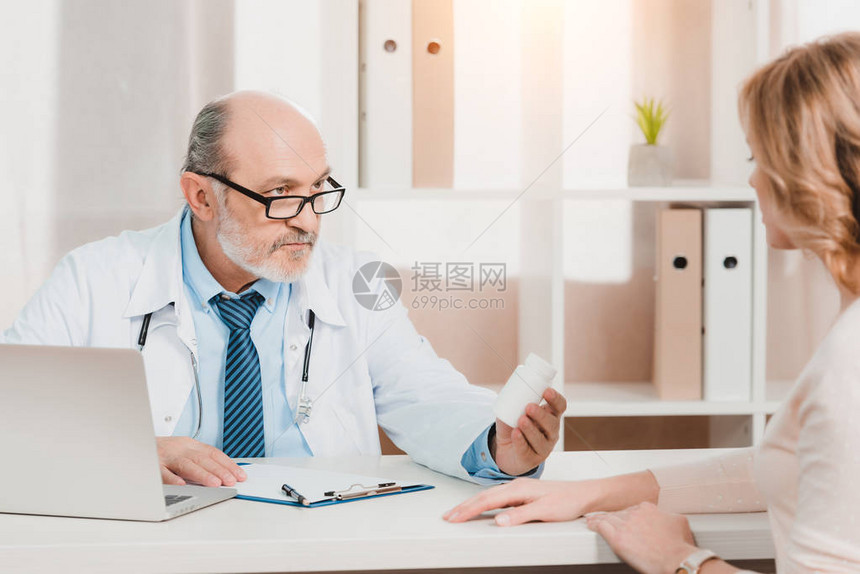 以高级医生为门诊病人提供药片的选图片