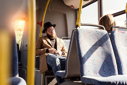 乘坐公共交通工具时坐在公交车座图片
