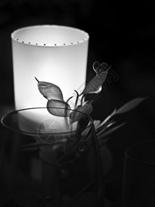 蜡烛和装饰的单色图像在葡萄酒背景图片