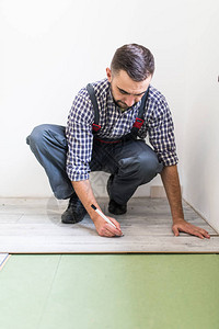 男工安装新木复合地板图片