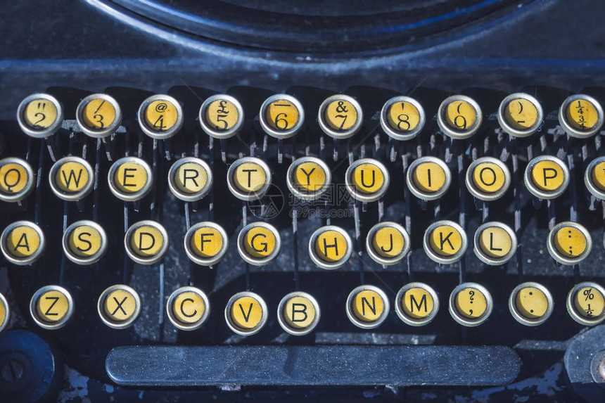 旧式打字机关闭在字母按钮图片
