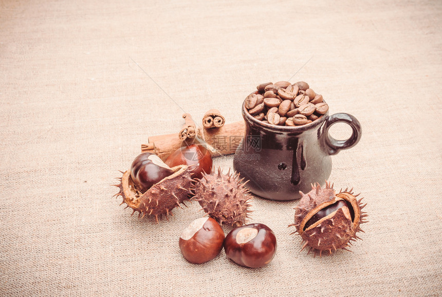 含咖啡豆秋季栗子和肉桂香棒的可口乐咖啡图片