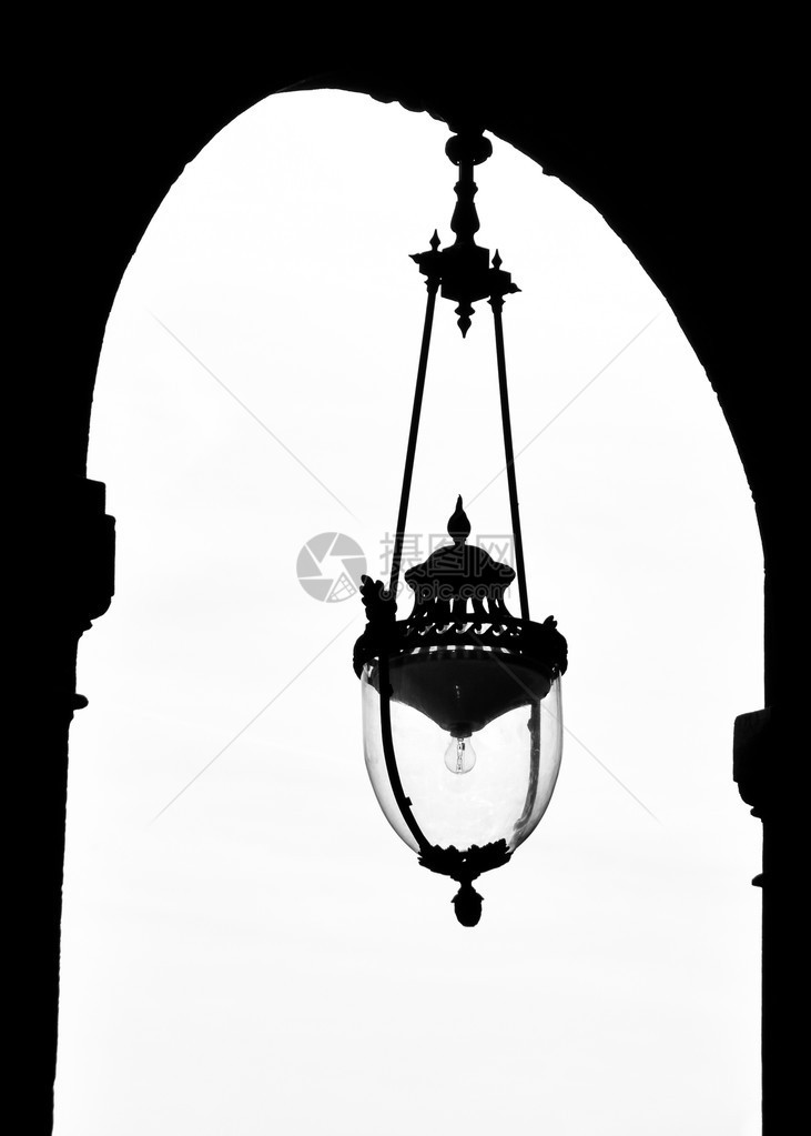 法国巴黎皇家宫殿的古老灯黑白摄影图片
