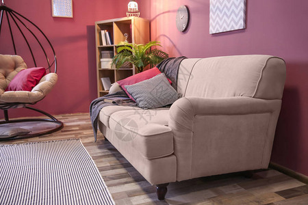 优雅的客厅内部配有舒适的沙发和秋千椅图片