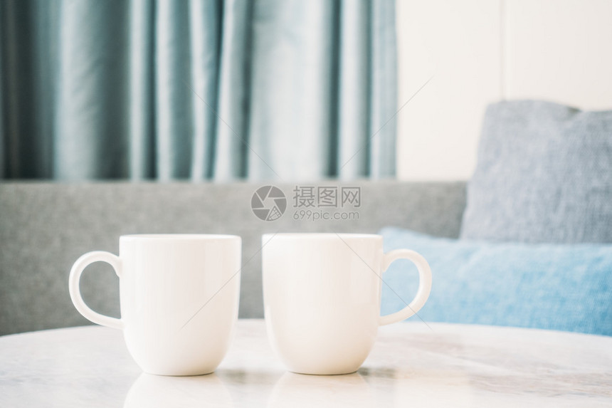 室内起居室桌边石桌上的白咖啡杯图片