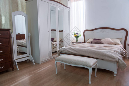 室内舒适的卧室有现代设计的衣图片