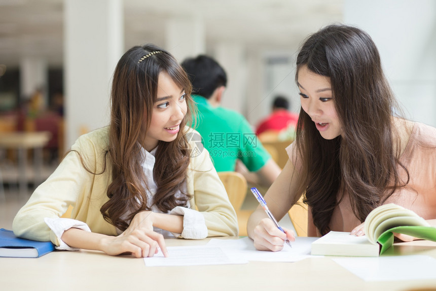 在图书馆工作的亚洲学生图片