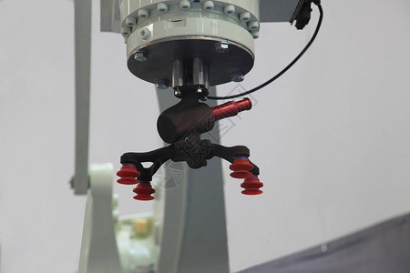 使用真空吸尘器的工业机器人在制造厂图片
