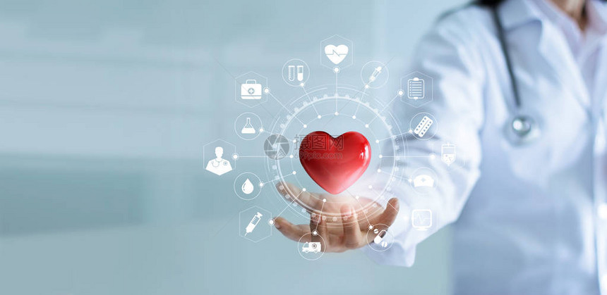 医生手握红心形与医疗图标网络连接现代虚拟屏幕界面服务意识和医疗图片