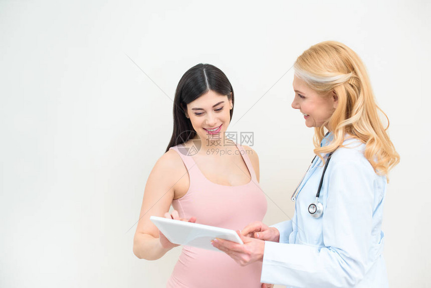 微笑的妇产科妇医生和孕妇一起图片