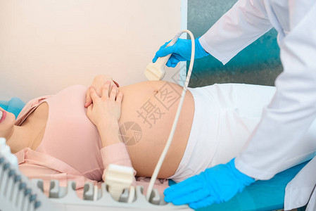 由超声波检查孕妇制作的产科妇医生拍图片