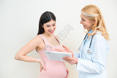 产科妇产科医生和孕妇一起使用平板药图片