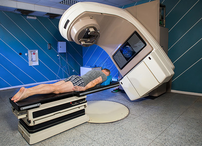 医院癌症的人体接受放射图片