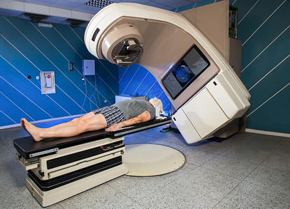 医院癌症的人体接受放射图片