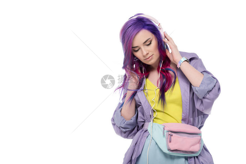 穿着紫色战壕大衣的彩色头发的时髦年轻女子用白色孤立的图片