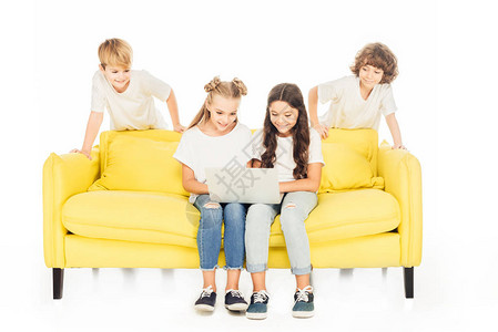 儿童在黄色沙发上使图片
